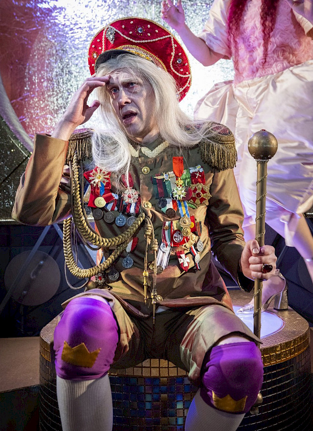 2025 Jussi Johnsson Kuningas Bérenger I roolissa Eugène Ionesco näytelmässä " Kuningas kuolee" Kuva:  © Lappeenrannan kaupunginteatteri, Aki Loponen