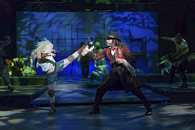 Peter Pan (Saara Jokiaho) ja Kapteeni Koukku (Henri Halkola), kuva Jiri Halttunen
