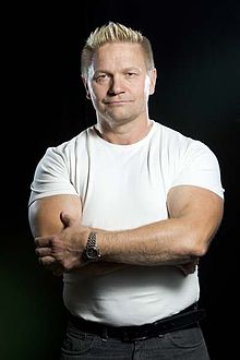 Olen esiintynyt myös monissa Rauman kesäteatterin rooleissa kuten mm. Särkelä Itte, Taikayö ja erinomaisen menestyksen saaneet, minulle luodut, Mooses Viinanen –komediat (1997 - 2001). Pyynikin kesäteatterissa vuosina 2000 Pohjalta ponnistaen. 2014 Pirunpelto. 2016 Taivaan tulet.