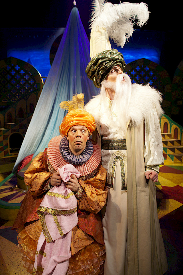 Suurvisiirin roolissa näytelmässä Aladdin ja taikalamppu, Porin teatteri 2011 (kuvassa oikealla). © Janne Alhonpää BM&M