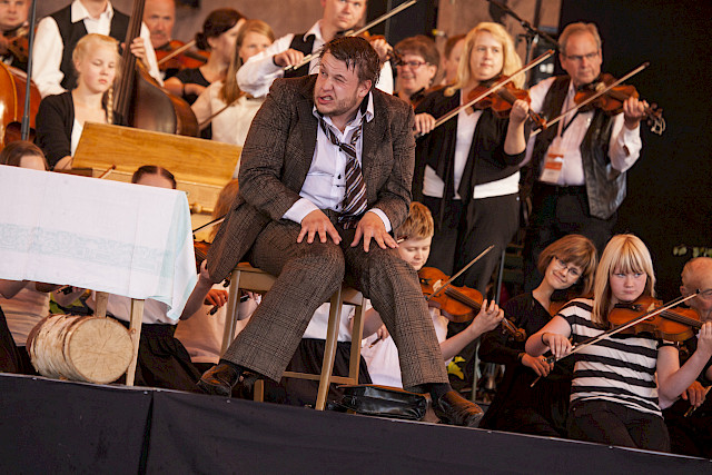 Photo by Jesse Uusitalo. Suuri musiikkijuhla eli vuonna '63, Kaustinen Folk Music Festival, 2013
Rooli: Ministeri Korsbäkki/Pölli-Tauno