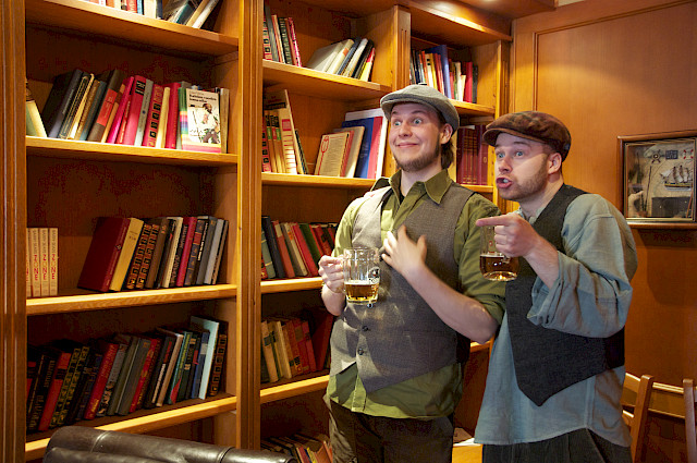 Photo by Antti Hanhisuanto. Kiviä taskussa, Kemin kesäteatteri, 2011
Roolit: Jake, Erin, Mickey, Dave, Sean, John ja toimittaja
Ohjaus: Kimmo Hirvenmäki