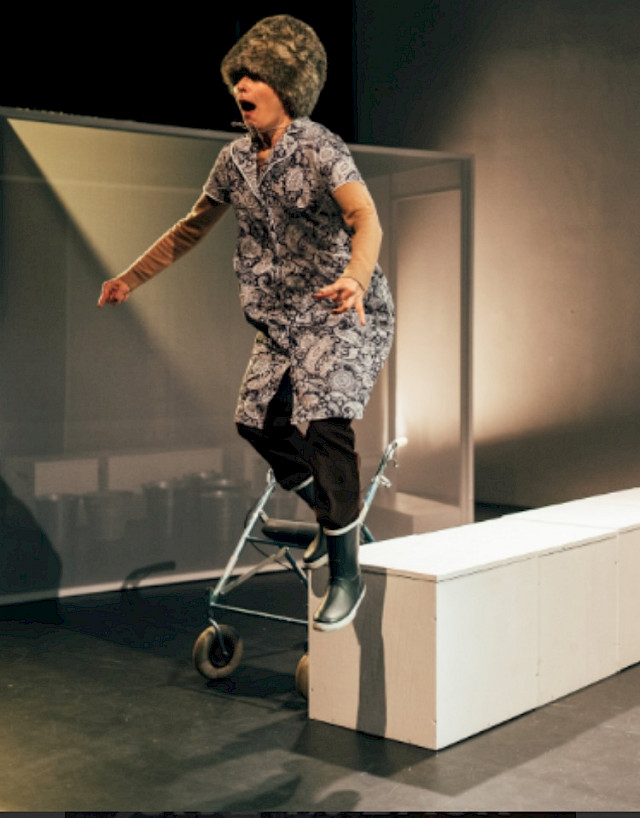 Teatteri Avoimet Ovet: Villahousuhäpeä Kuva: Mitro Härkönen