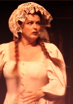 Rebeca, majatalon emäntä, Vampyyrien tanssi, Seinäjoen kaupunginteatterissa 2011.