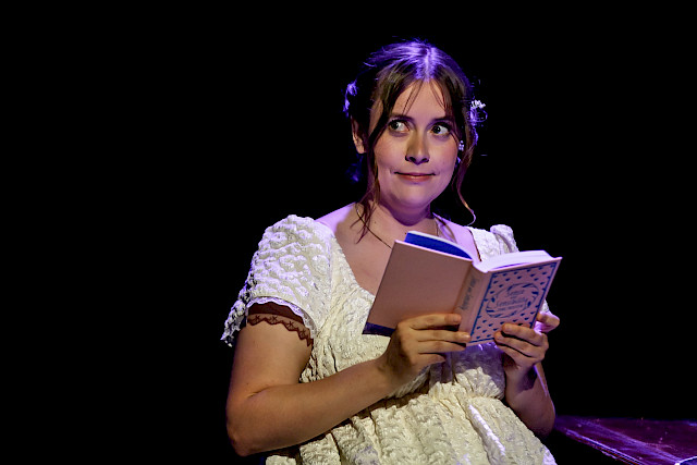 Girl on Paper -monologi, East 15 Acting School. Kuvaaja: Andrew H. Williams, 2024.