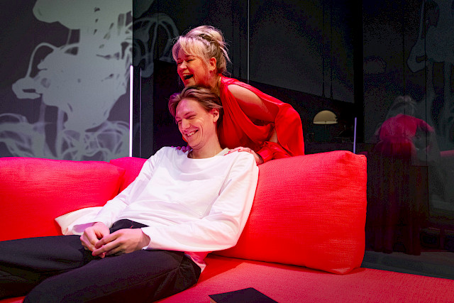 Poika näytelmästä "Äiti". Kuva Otto-Ville Väätäinen 2022. Kuvassa lisäksi Kirsi Tarvainen.