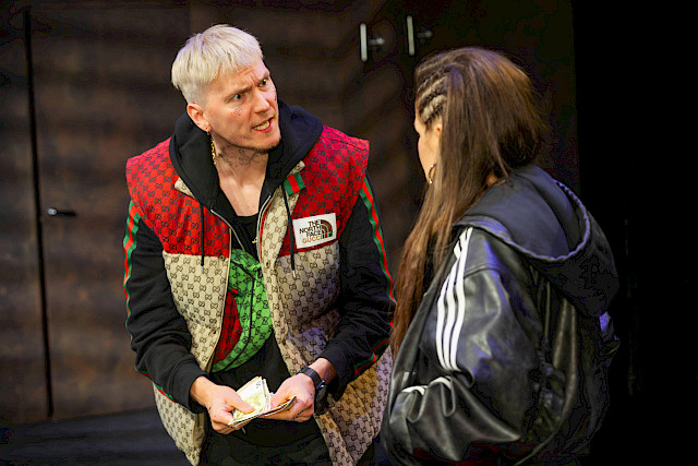 Eero Rantakari näytelmästä "Päällikkö". Kuva Otto-Ville Väätäinen 2025. Kuvassa lisäksi Miia Selin.