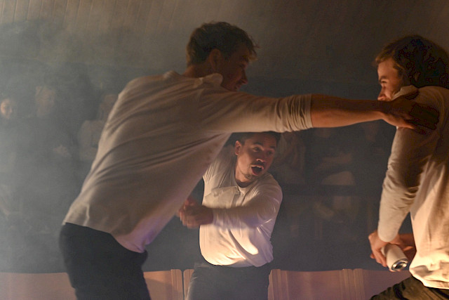 Laajasalon Opiston Näyttelijäntyö 1 -linjan pääproduktio "Joku oli täällä" (2024). Kuva: Joanna Hammarberg. Vastanäyttelijät: Emil Palva & Niko Kumpulainen.