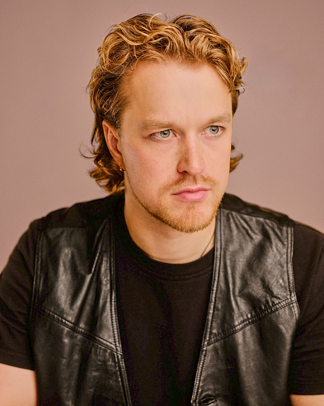 Photo taken by Akta Photography in London (2025).